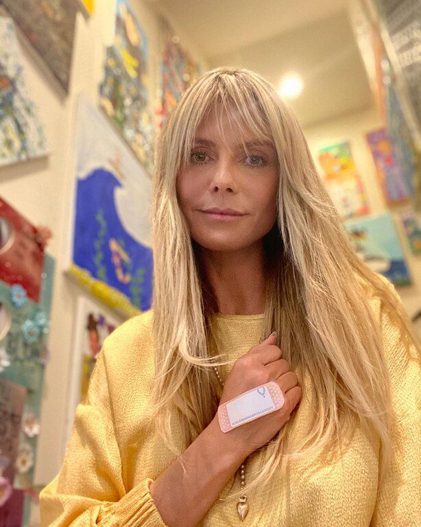 Η Heidi Klum ποζάρει με φουσκωμένη κοιλιά και οι φήμες για πέμπτη εγκυμοσύνη οργιάζουν
