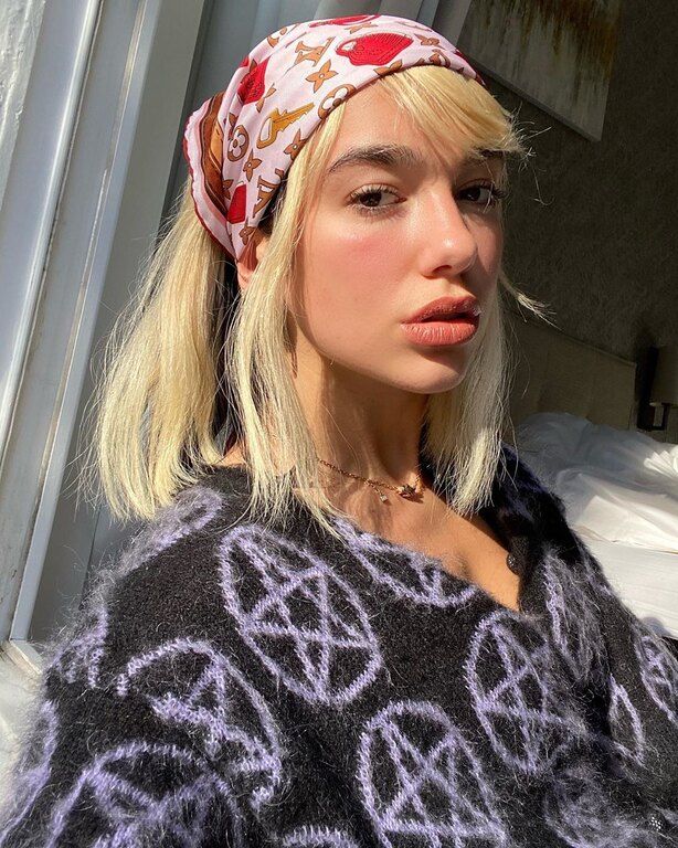 DUA LIPA Ξεκίνησε την καραντίναως ξανθιά και μετά βαρέθηκε πολύ...