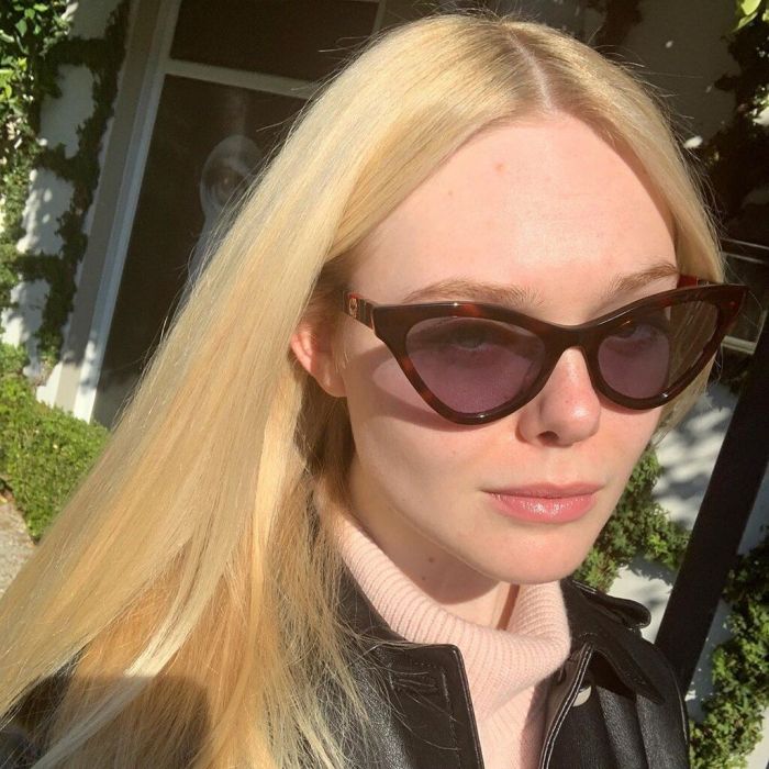 ELLE FANNING Το χλωμό κορίτσι που λατρεύουμε εδώ στο beauty department έπαιξε λίγο με τις βαφές και απέκτησε...