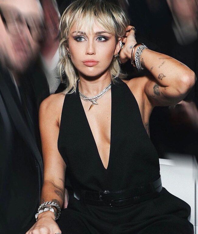 MILEY CYRUS Εκεί που περιμέναμε να ξυρίσει το κεφάλι της αποφάσισε απλά να τριμάρει τις αφέλειές της...