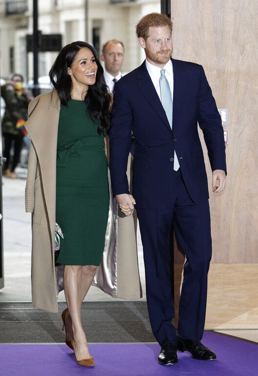 Φήμες λοιπόν αναφέρουν πως ο Harry και η Meghan θέλουν να υιθετήσουν παιδί.