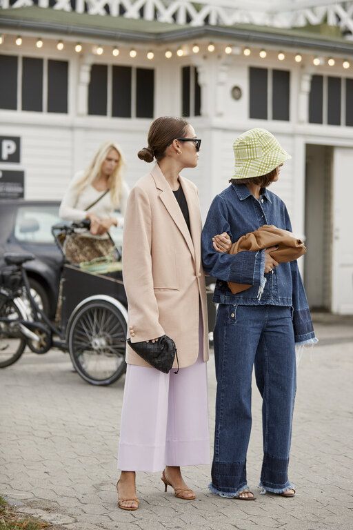 To υφασμάτινο «καπέλο του ψαρά» με total denim look