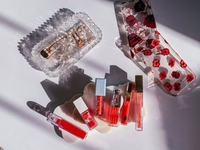 Φόρεσε lip gloss αντί για κραγιόν και επίλεξε ένα σε έντονο χρώμα. Οι nude αποχρώσεις έχουν την τάση να «εξαφανίζουν» τα χείλη στις φωτογραφίες και αυτό είναι κάτι που δε θέλεις.