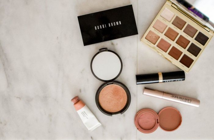 Αντί να κάνεις contouring, χρησιμοποίησε highlighter και ρουζ! Το contouring προσθέτει χρόνια, ενώ το ρουζ με το highlighter δίνει την αίσθηση της υγείας στο πρόσωπο.