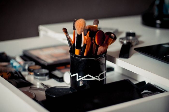Άπλωσε το make up με πινέλα μακιγιάζ και όχι με τα χέρια. Επίσης, δε χρειάζεται να χρησιμοποιείς ένα «βαρύ» foundation. Οι ελαφριές υφές είναι προτιμότερες, καθώς έχουν ένα πιο φυσικό αποτέλεσμα στην εικόνα. SOS: Μην ξεχάσεις το κονσίλερ, αλλά πάντα να το