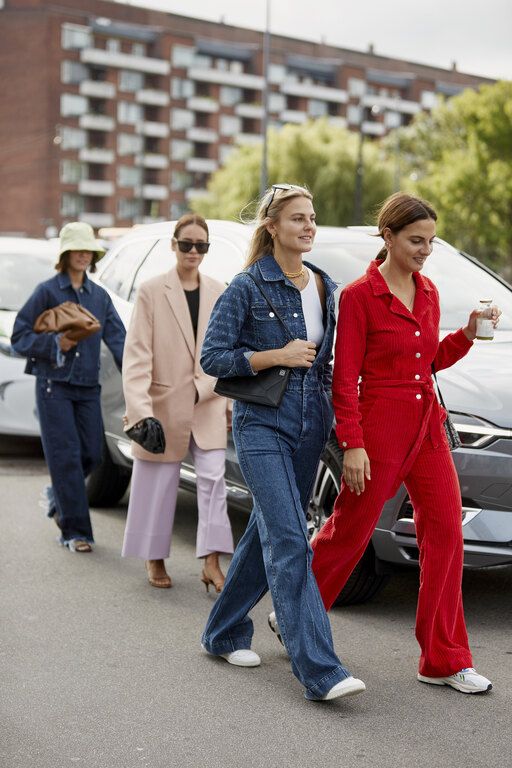 Οι jumpsuits που πρέπει να βάλεις με αυτόν τον καιρό οφείλουν να έχουν δύο χαρακτηριστικά: χοντρό ύφασμα και μακριά μανίκια.