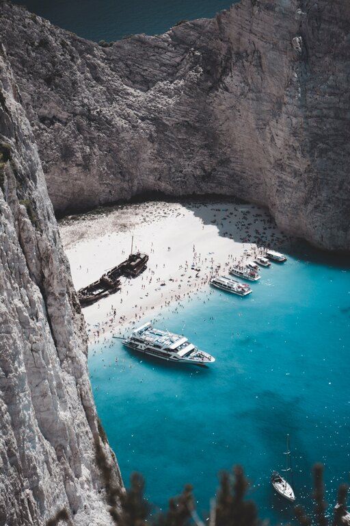Κι όμως το καλοκαίρι στην Ελλάδα, δεν είναι απλά μια εποχή