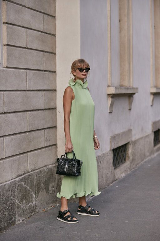 Ένα loose maxi φόρεμα με halter neck