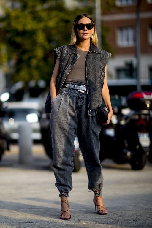 Ένα total denim look με ψηλόμεσο jean και αμάνικη καζάκα