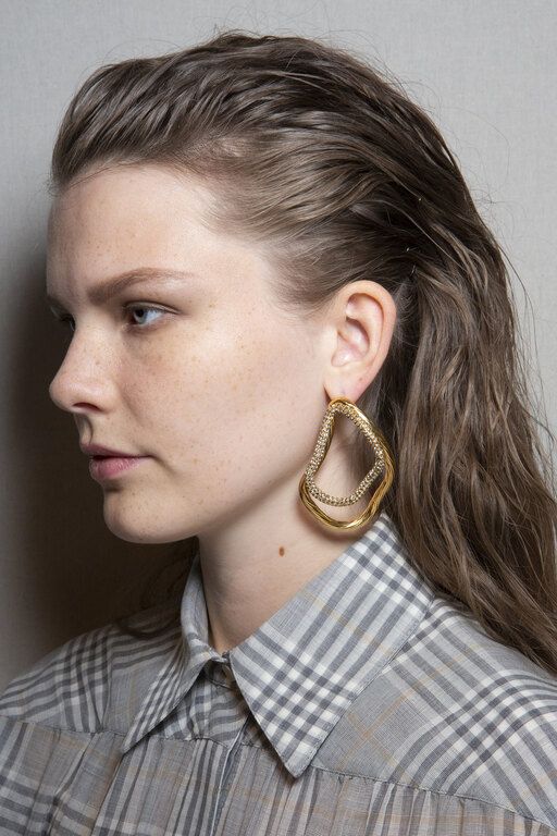 Hoop earrings (aka κρίκοι): Δεν υπάρχει ρούχο στο οποίο να μην ταιριάζουν οι χρυσοί κρίκοι (όποιο σχήμα κι αν έχουν). Είτε μικροί, είτε μεγάλοι, οι κρίκοι θα κάνουν δέκα φορές πιο stylish το casual shorts με το T-shirt σου ή το maxi, αέρινο φόρεμά σου.