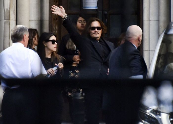 Αργότερα τόνισε πως ένα βράδυ, ο Depp την ξάπλωσε πάνω σε ένα μπαρ γυμνή, και πίστεψε πως θα την σκοτώσει ενώ στο τέλος του ταξιδιού ήταν κομμένη στα μπράτσα και με ένα κακοποιημένο χείλος.