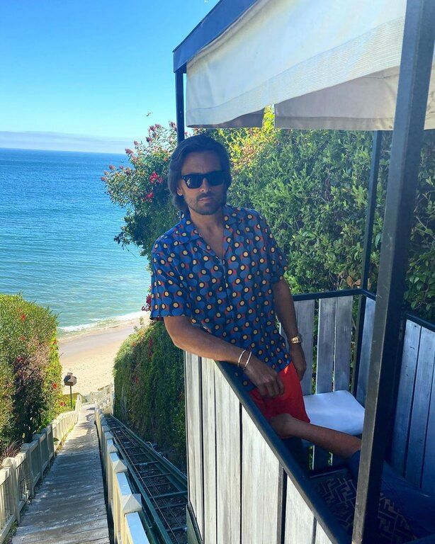 O Scott Disick υπήρξε για χρόνια αγαπημένος της kourtney Kardashian, απέκτησε μαζί της τρία παιδιά και έχει βρεθεί ουκ ολίγες φορές στην κλινική αποτοξίνωσης, για τα επαγγελματικά του ας μην μιλήσουμε καλύτερα.