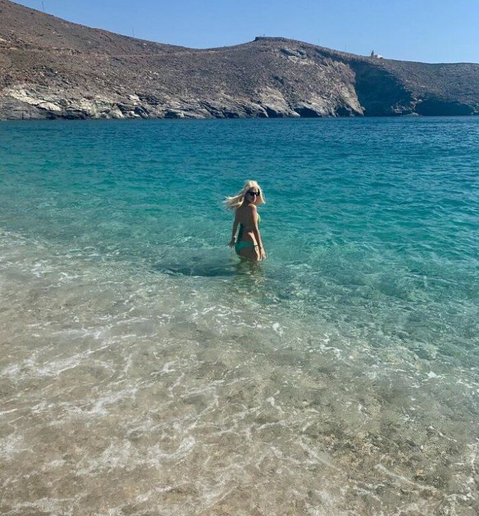 Eλένη Μενεγάκη: Φορώντας το πιο σέξι της μαγιό, κάνει βουτιές με την Μαρίνα