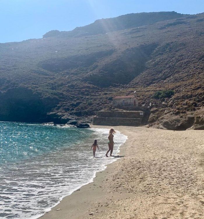 Eλένη Μενεγάκη: Φορώντας το πιο σέξι της μαγιό, κάνει βουτιές με την Μαρίνα