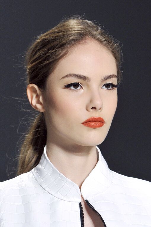 Με μαύρο eyeliner για πρωινές και βραδινές εμφανίσεις.