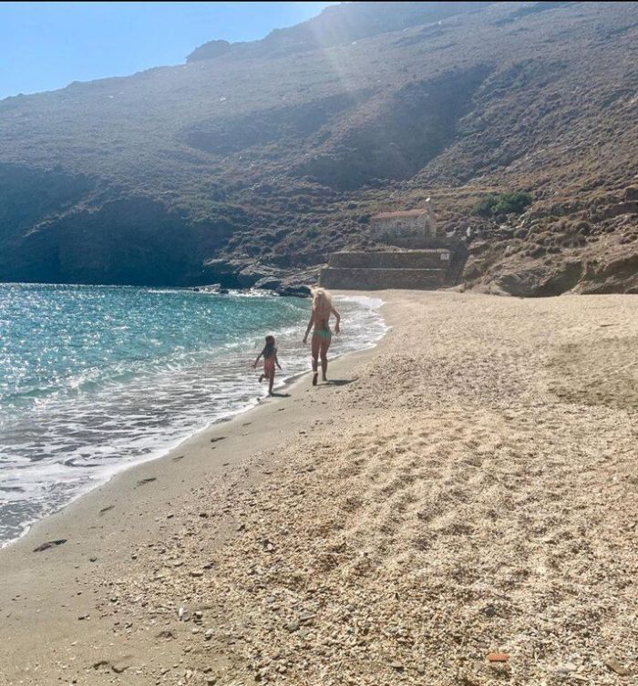 Eλένη Μενεγάκη: Φορώντας το πιο σέξι της μαγιό, κάνει βουτιές με την Μαρίνα