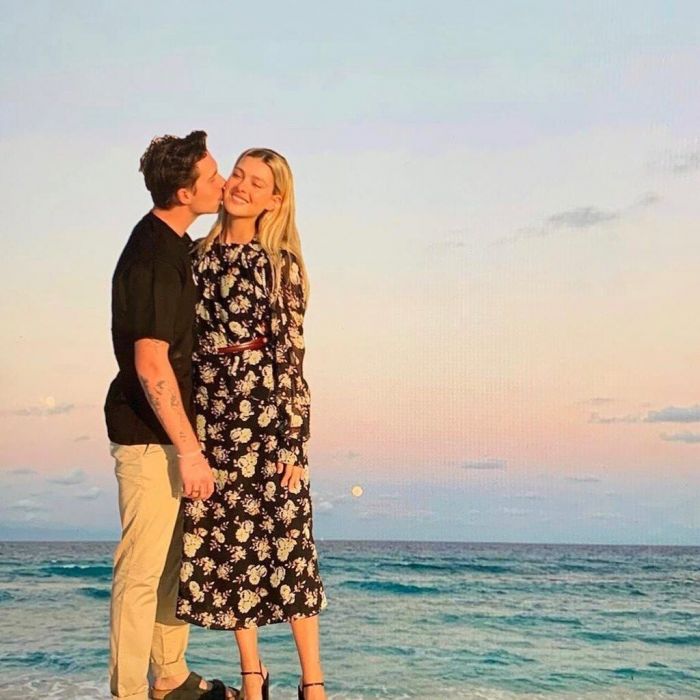Και εδώ ο Brooklyn με την αρραβωνιαστικιά του Nicola Peltz, με φόντο το ηλιοβασίλεμα.