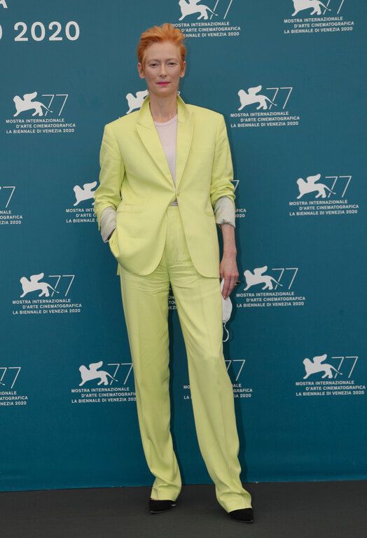 Η Τilda Swinton με κοστούμι Haider Ackermann
