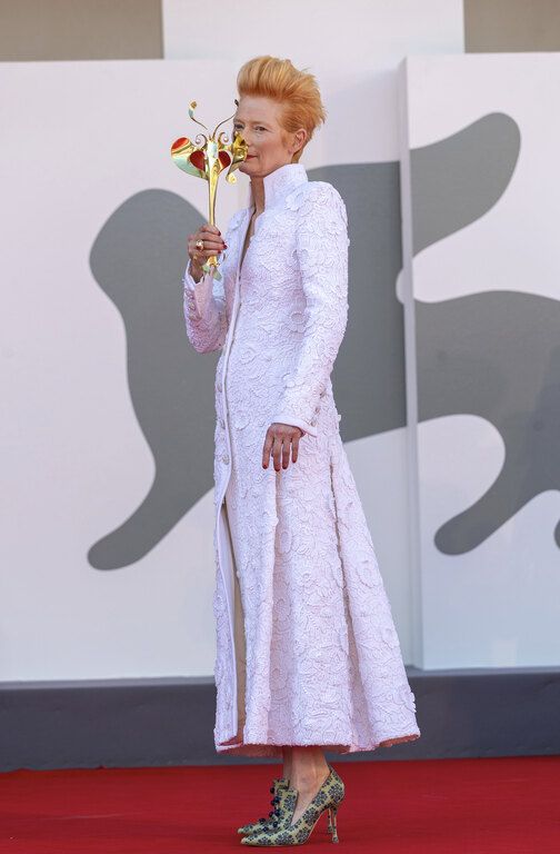 Η Tilda Swinton με σύνολο Chanel Haute Couture