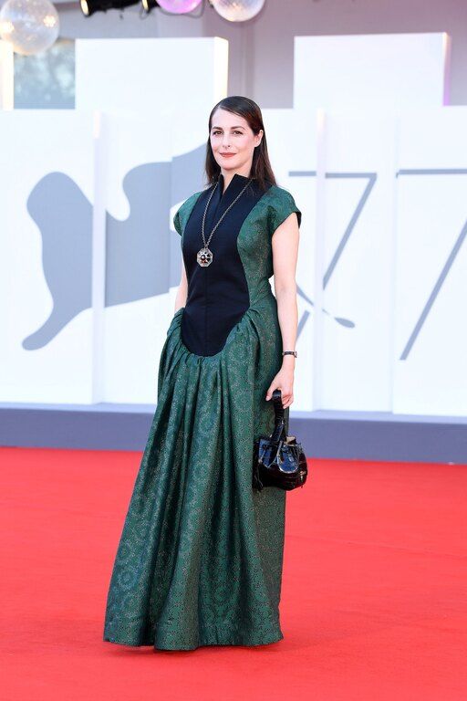 H Amira Casar με φόρεμα Loewe