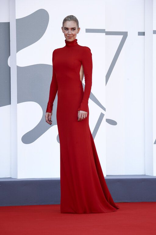 H Vanessa Kirby με φόρεμα Maison Valentino
