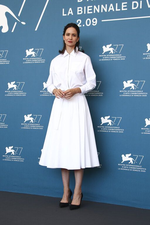 H Katherine Waterston με φόρεμα Prada