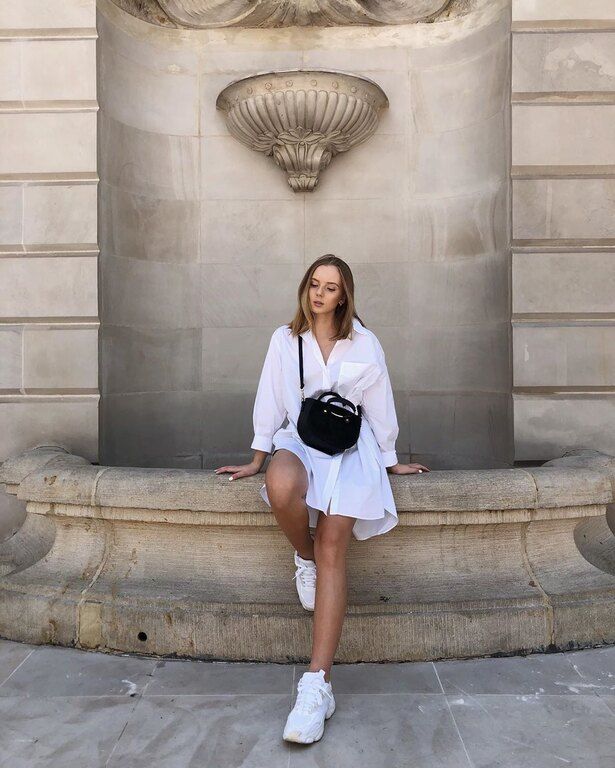 Με λευκό shirt dress.
@zuziaborecka