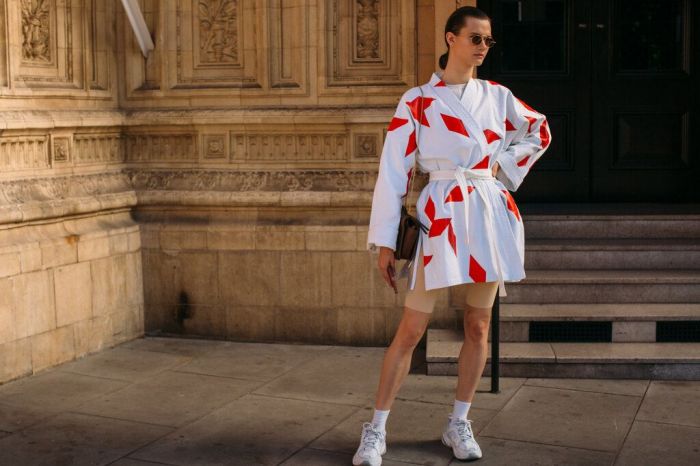 Με ποδηλατικό κολάν και oversized πανωφόρι δεμένο στη μέση.