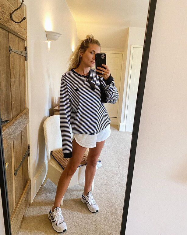 Φόρεσε το βαμβακερό shorts σου με φούτερ και trainers και κάνε μία φθινοπωρινή, casual εμφάνιση που θα θυμίζει σε κάτι το καλοκαίρι που αφήσαμε πίσω μας.