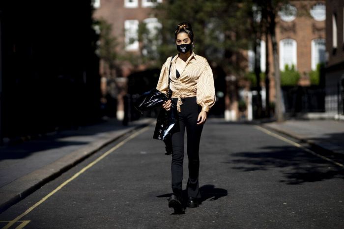 20 street style looks με πρωταγωνιστή τη μάσκα προσώπου μας δείχνει τη νέα όψη της μόδας