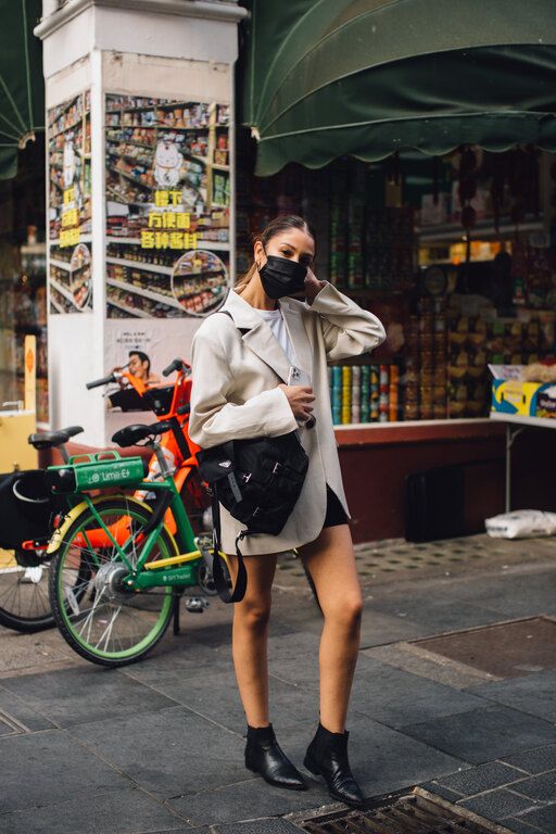 20 street style looks με πρωταγωνιστή τη μάσκα προσώπου μας δείχνει τη νέα όψη της μόδας