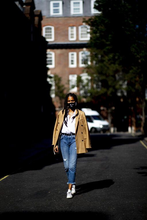 20 street style looks με πρωταγωνιστή τη μάσκα προσώπου μας δείχνει τη νέα όψη της μόδας