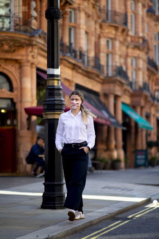 20 street style looks με πρωταγωνιστή τη μάσκα προσώπου μας δείχνει τη νέα όψη της μόδας