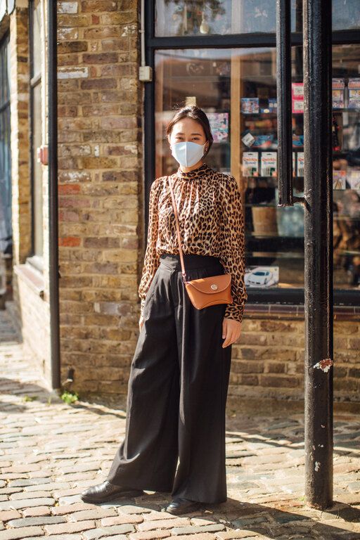 20 street style looks με πρωταγωνιστή τη μάσκα προσώπου μας δείχνει τη νέα όψη της μόδας