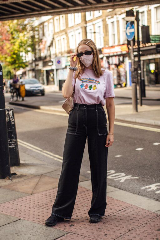 20 street style looks με πρωταγωνιστή τη μάσκα προσώπου μας δείχνει τη νέα όψη της μόδας