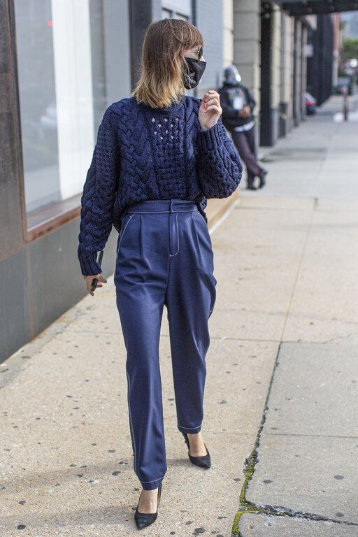 20 street style looks με πρωταγωνιστή τη μάσκα προσώπου μας δείχνει τη νέα όψη της μόδας