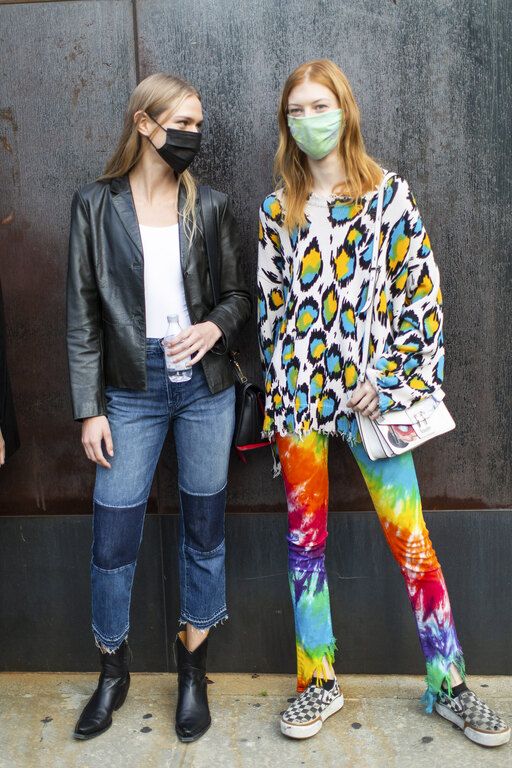 20 street style looks με πρωταγωνιστή τη μάσκα προσώπου μας δείχνει τη νέα όψη της μόδας