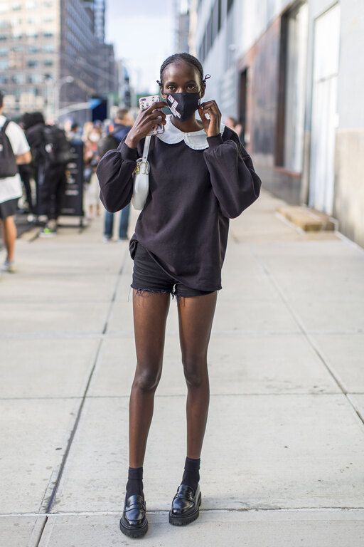 20 street style looks με πρωταγωνιστή τη μάσκα προσώπου μας δείχνει τη νέα όψη της μόδας