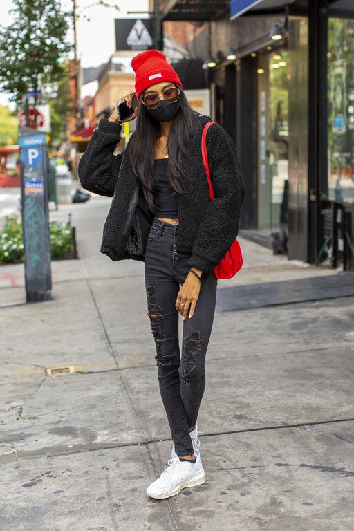 20 street style looks με πρωταγωνιστή τη μάσκα προσώπου μας δείχνει τη νέα όψη της μόδας
