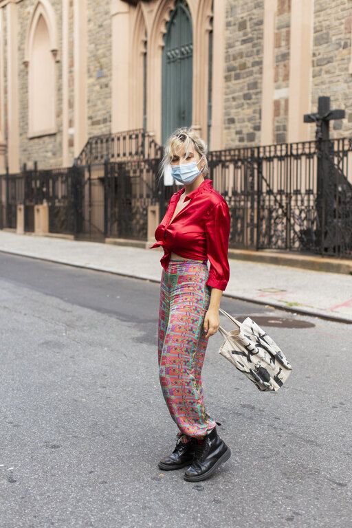 20 street style looks με πρωταγωνιστή τη μάσκα προσώπου μας δείχνει τη νέα όψη της μόδας