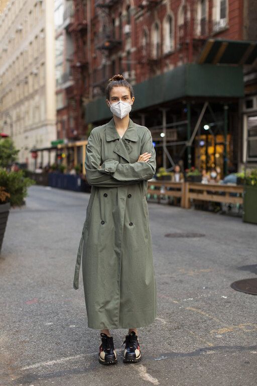 20 street style looks με πρωταγωνιστή τη μάσκα προσώπου μας δείχνει τη νέα όψη της μόδας