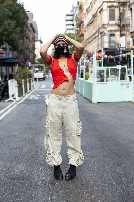 20 street style looks με πρωταγωνιστή τη μάσκα προσώπου μας δείχνει τη νέα όψη της μόδας