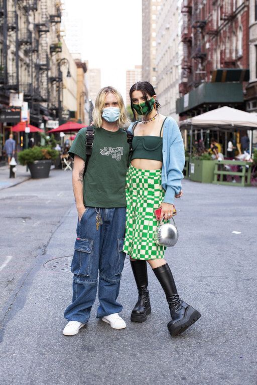 20 street style looks με πρωταγωνιστή τη μάσκα προσώπου μας δείχνει τη νέα όψη της μόδας