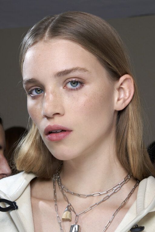 Πρέπει να δώσεις μεγάλη προσοχή στο concealer. Αν επιλέξεις ένα πολύ ανοιχτό ή πολύ σκούρο concealer θα κάνεις τα μάτια να φαίνονται ακόμα πιο κουρασμένα. Επίλεξε μια απόχρωση που να έχει ως βάση το πορτοκαλί, ώστε να εξοντώσει τους μαύρους κύκλους.