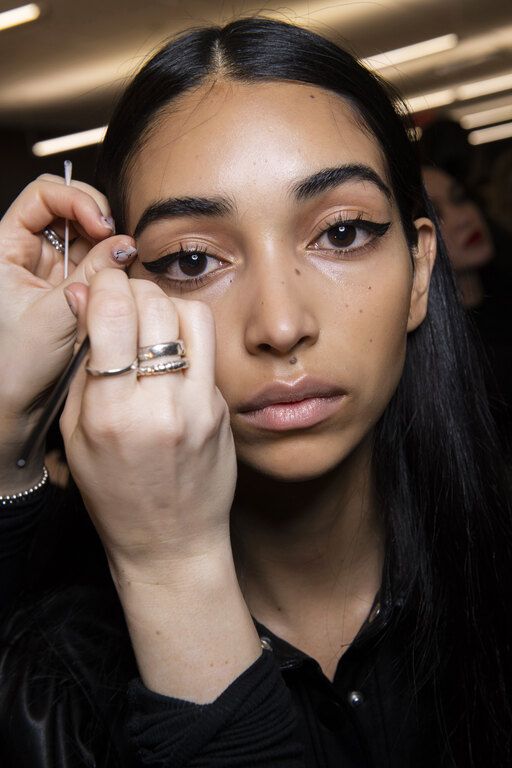 Αν δε θες να αποχωριστείς το μαύρο eyeliner, τράβηξε τη γραμμή από τη μέση του βλεφάρου μέχρι την εξωτερική γωνία, όχι από μέσα προς τα έξω. Έτσι, το μάτι θα δείξει πιο ξεκούραστο, αλλά και μεγαλύτερο.