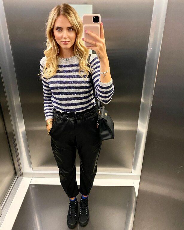 Γι' αυτό το outfit η Chiara συνδύασε ένα sequin ριγέ πουλοβερ με δερμάτινο μαύρο παντελόνι