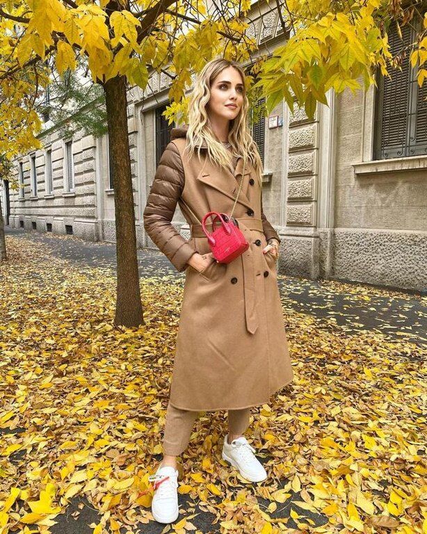 Ένα outfit σε απόχρωση του μπεζ, με μια φούξια τσάντα και λευκά sneakers