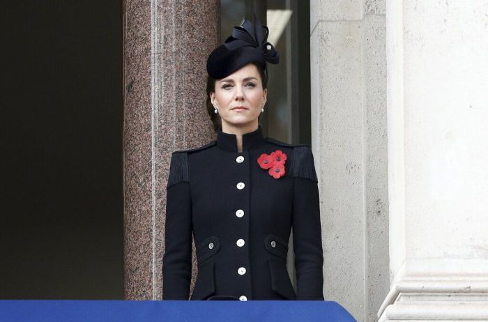 Ημέρα Μνήμης (Remembrance Day) με στρατιωτικό look:
Προς τιμήν όσων έχασαν τη ζωή τους στον Α’ παγκόσμιο πόλεμο έως σήμερα, η Δούκισσα του Cambridge φόρεσε ένα μαύρο custom παλτό του οίκου Alexander McQueen με εντυπωσιακούς ώμους, με καρφίτσα-παπαρούνε