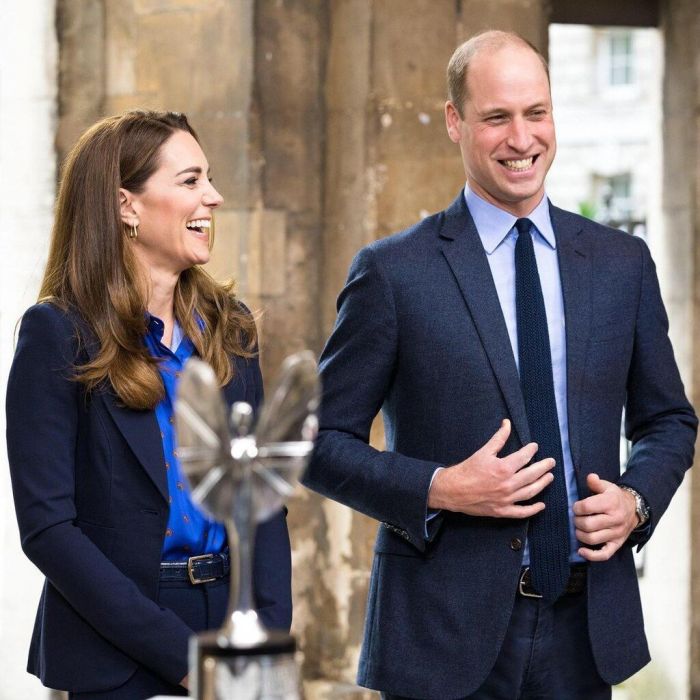 Σακάκι στα Pride Britain Awards
H Kate φόρεσε ένα σακάκι με ασορτί μπλε σκούρο παντελόνι καμπάνα και ένα φλοράλ πουκάμισο σε μπλε ηλεκτρίκ χρώμα @kensingtonroyal
