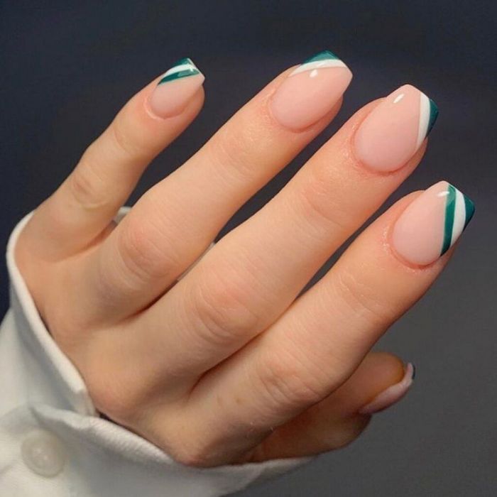 #FaLaLa: 10 nail art που μοιάζουν με Χριστουγεννιάτικα στολίδια